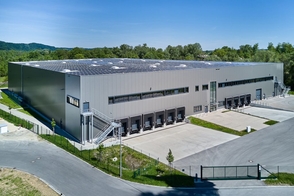 Außenansicht eines großen Industriegebäudes in Neuötting.