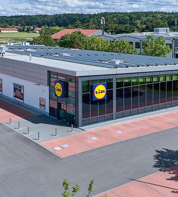 Außenaufnahme eines Lebensmittelmarktes, aufgenommen von einer Drohne.