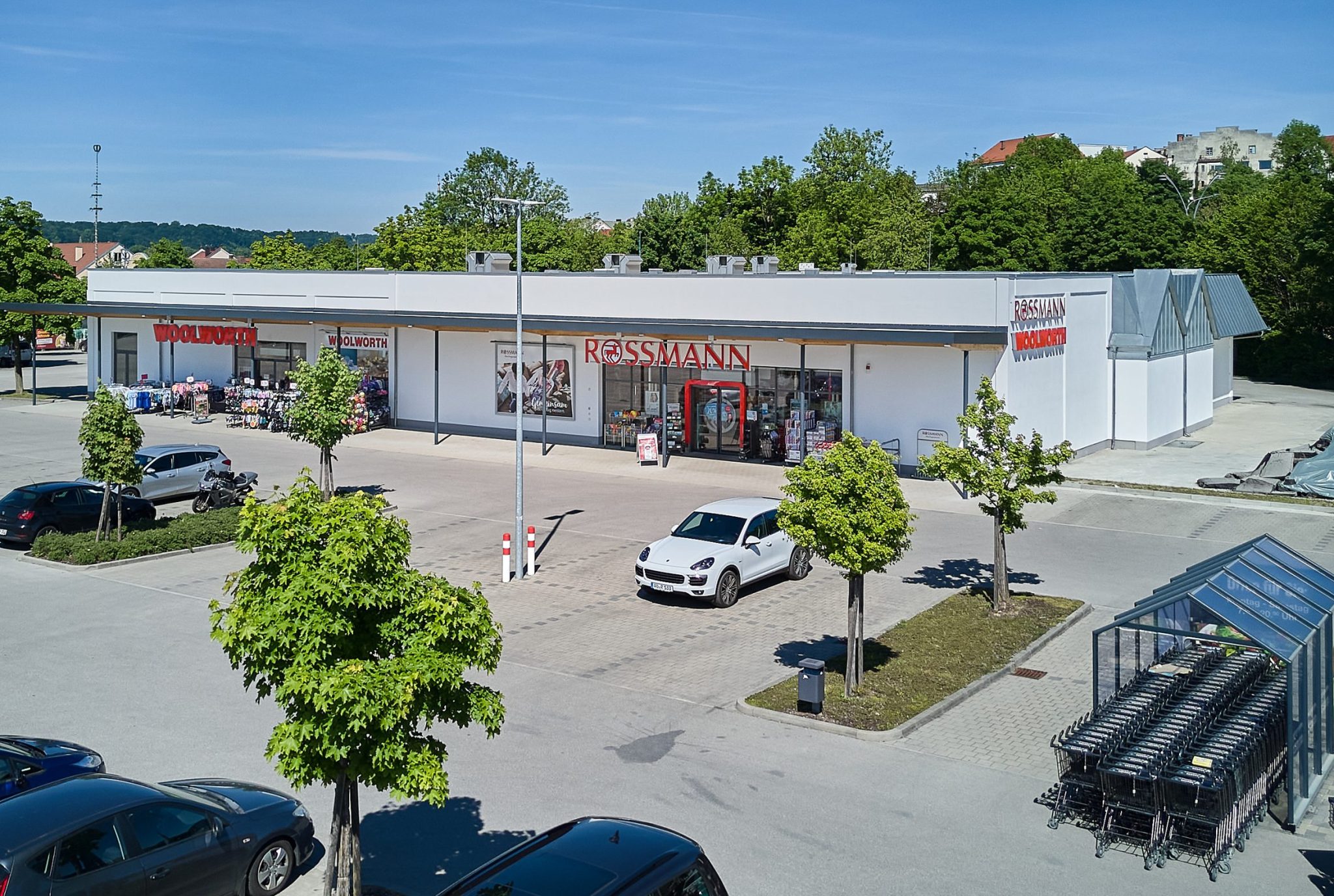 Außenaufnahme eines Gewerbegebäudes, es zeigt den Parkplatz.